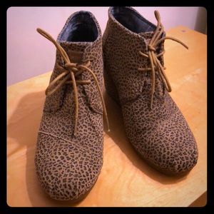 TOMS desert chukka leopard suede wedge booties